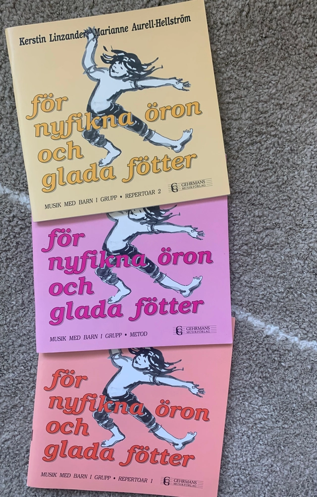 För nyfikna öron och glada fötter : musik med barn i grupp. · Metod; Marianne Aurell-Hellström; 1989
