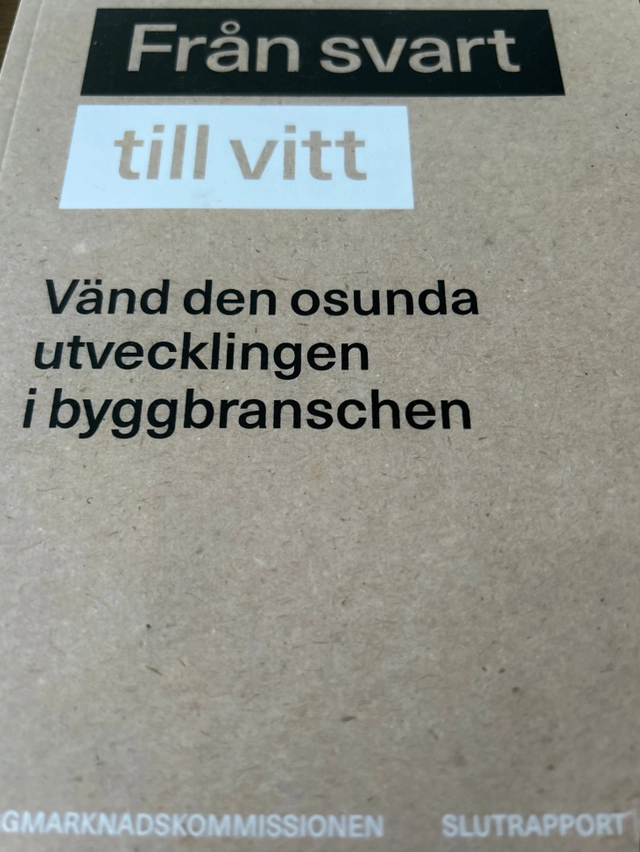 Från svart till vitt : vänd den osunda utvecklingen i byggbranschen; Hans Jepsson, Tommy Larsson, Susanna Ribrant, Lars-Olof Pettersson, Svante Hagman, Anders Ferbe, Marie Thelander Bellhag, Ann-Marie Begler, Stefan Attefall; 2022