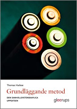 Grundläggande metod - den samhällsvetenskapliga uppsatsen; Thomas Harboe; 2013