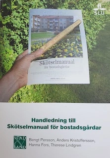 Handledning till skötselmanual för bostadsgårdar; Bengt Persson, Sveriges lantbruksuniversitet. Movium; 2010