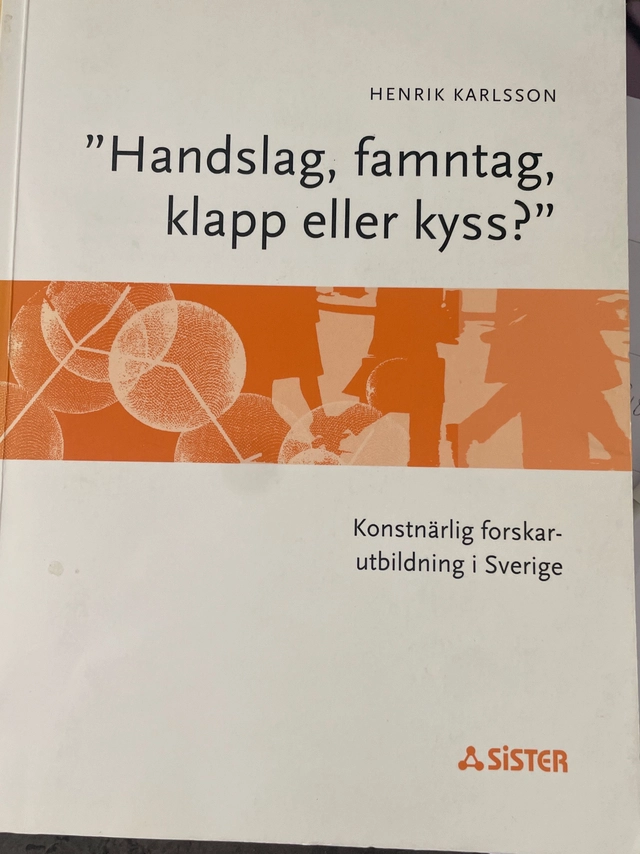 Handslag, famntag, klapp eller kyss? : konstnärlig forskarutbildning i Sverige; Henrik Karlsson; 2002