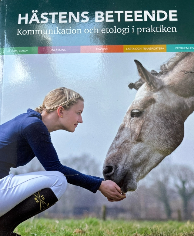 Hästens beteende : kommunikation och etologi i praktiken; Anki Yngve, Cajsa Ekström Arman; 2020