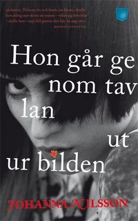 Hon går genom tavlan ut ur bilden; Johanna Nilsson; 2011