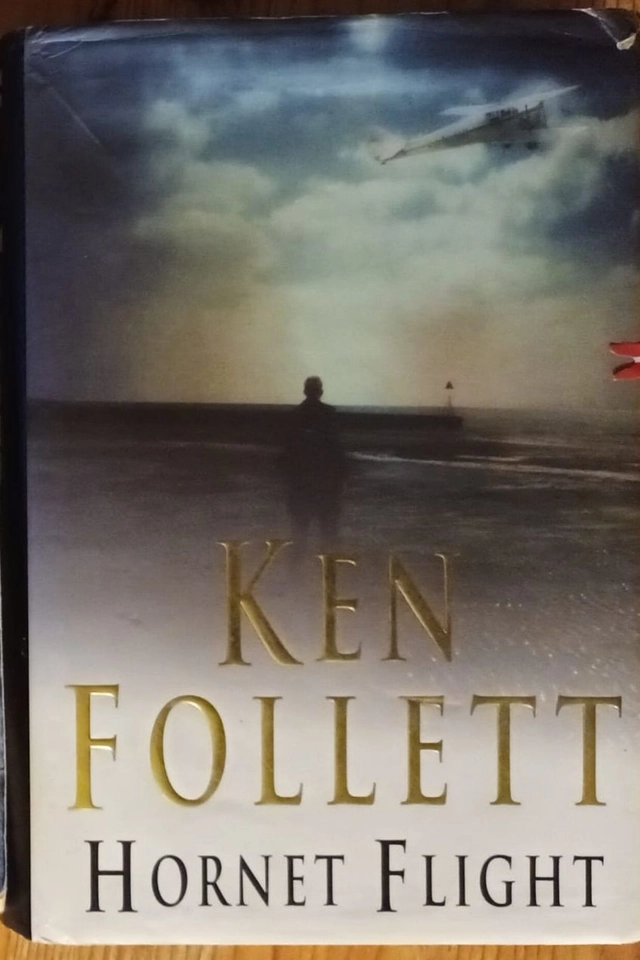 Hornet flight; Ken Follett; 2002
