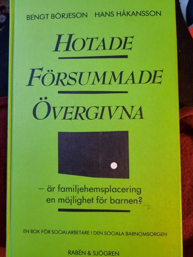 Hotade försummade övergivna : är familjehemsplacering en möjlighet för barnen? : en bok för socialarbetare i den sociala barnomsorgen; Bengt Börjeson; 1990