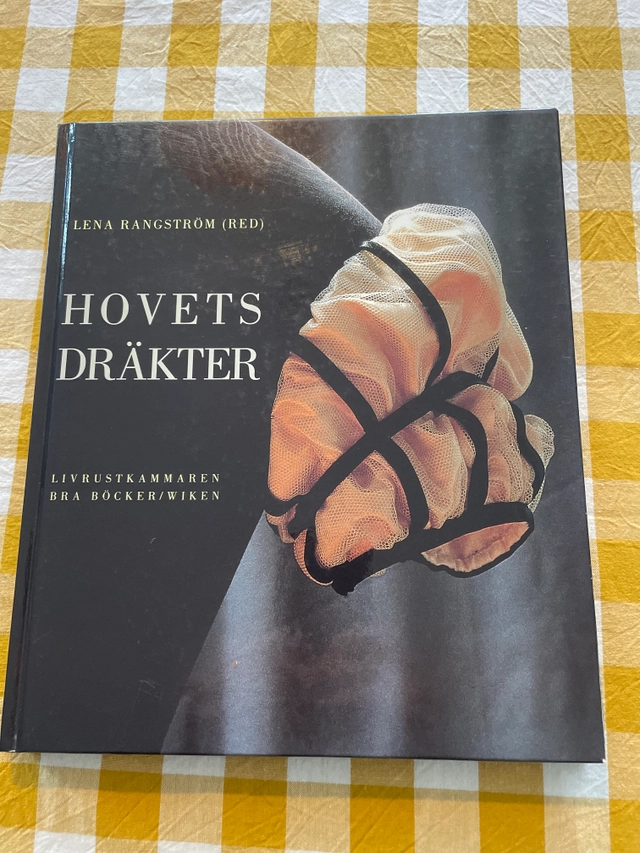 Hovets dräkter; Lena Rangström, Roger Tanner, Livrustkammaren, Skoklosters slott och Hallwylska museet Livrustkammaren, Skoklosters slott och Hallwylska museet Livrustkammaren; 1994