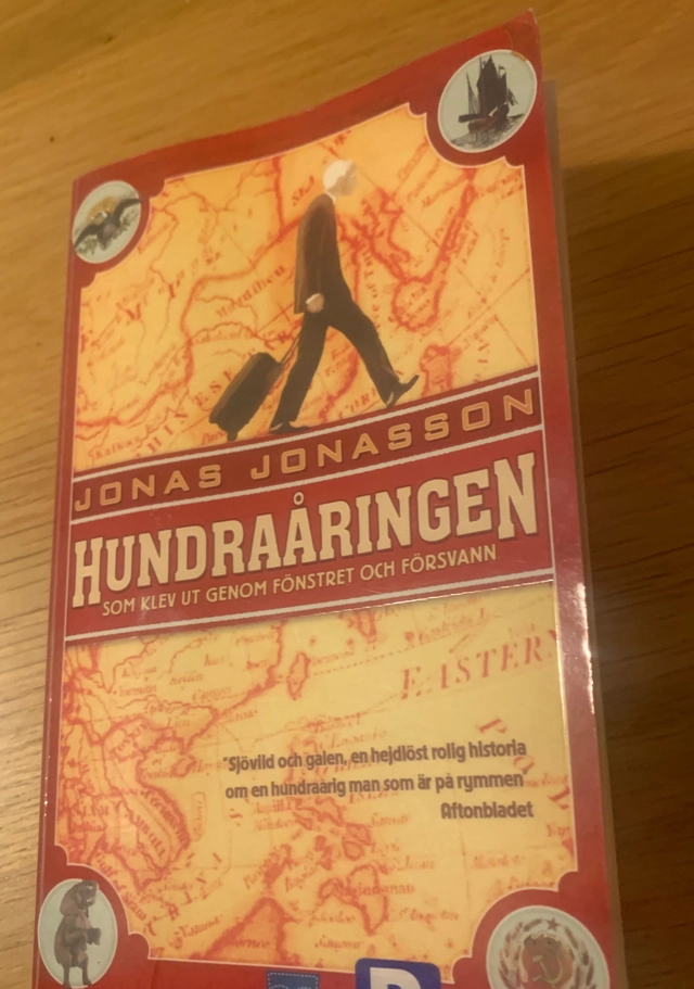Hundraåringen som klev ut genom fönstret och försvann ; Jonas Jonasson; 2010