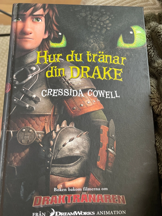 Hur du tränar din drake; Cressida Cowell; 2014