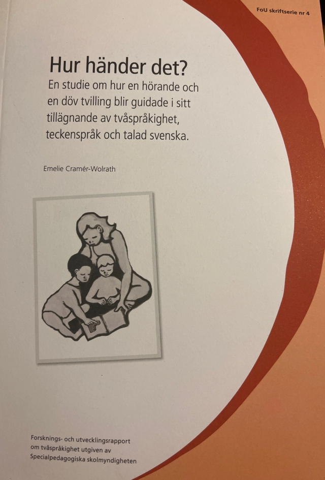 Hur händer det? : en studie om hur en hörande och en döv tvilling blir guidade i sitt tillägnande av tvåspråkighet, teckenspråk och talad svenska; Emelie Cramér-Wolrath; 2013