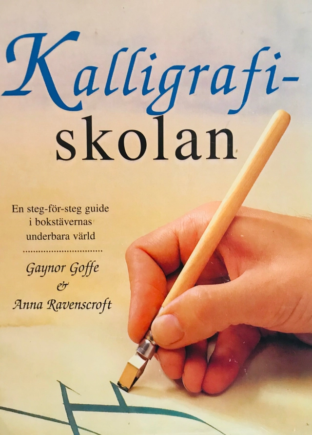Kalligrafiskolan : [en steg-för-steg guide i bokstävernas underbara värld]; Gaynor Goffe; 1999