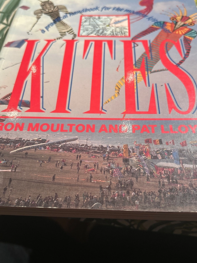 Kites : a practical handbook; Ron Moulton; 1992