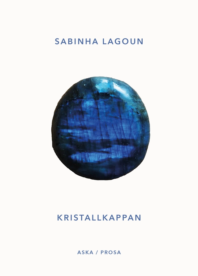 Kristallkappan; Sabinha Lagoun; 2022