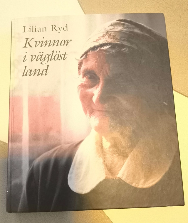 Kvinnor i väglöst land : nybyggarkvinnors liv och arbete; Lilian Ryd; 1995