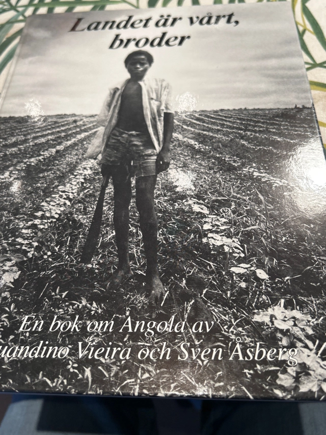 Landet är vårt, broder : [en bok om Angola]; Sven Åsberg; 1979