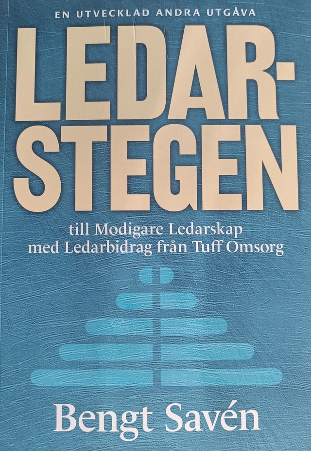 LedarStegen till modigare ledarskap med ledarbidrag från tuff omsorg; Bengt Savén; 2023