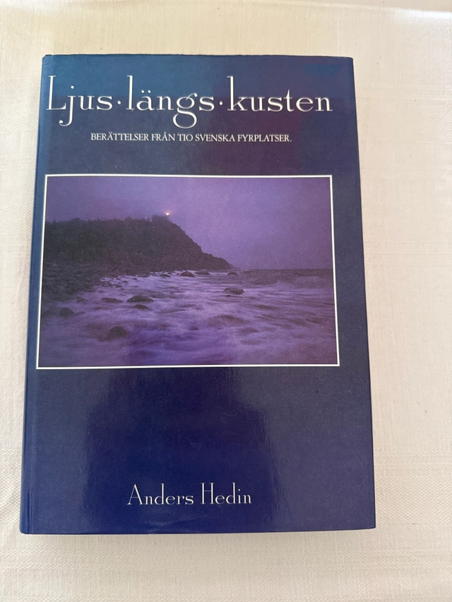 Ljus längs kusten : berättelser från tio svenska fyrplatser; Anders Hedin; 1988