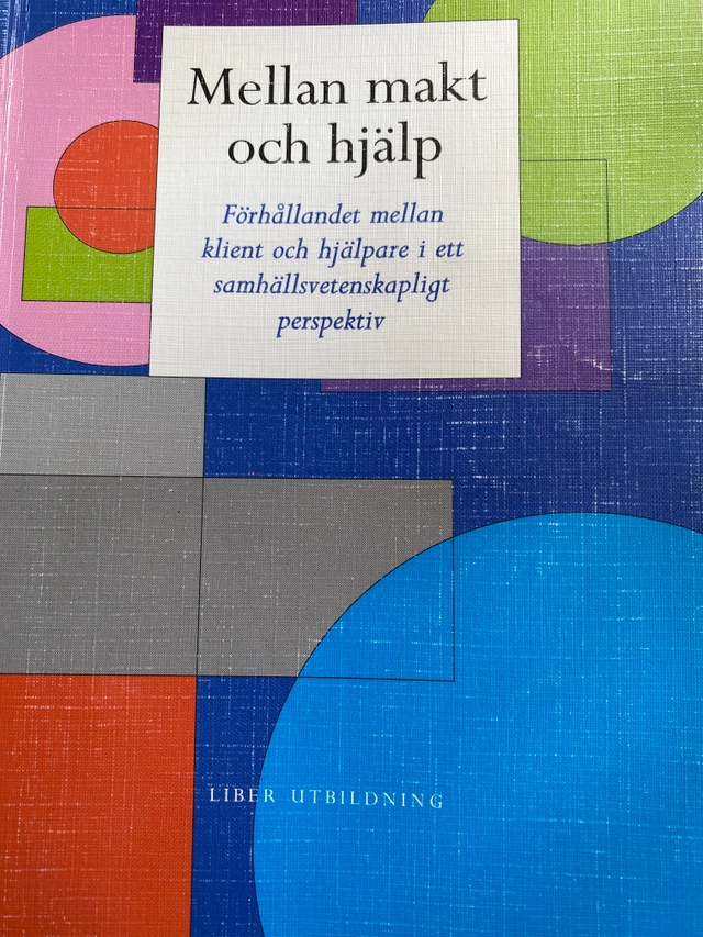 Mellan makt och hjälp : förhållandet mellan klient och hjälpare i ett samhällsvetenskapligt perspektiv; Greta Marie Skau; 1993