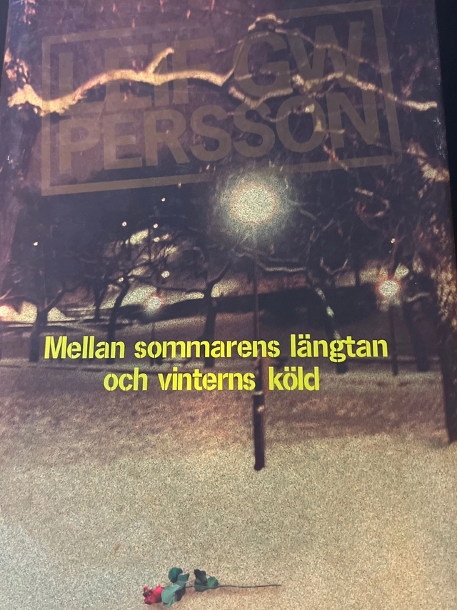 Mellan sommarens längtan och vinterns köld : en roman om ett brott; Leif G. W. Persson; 2003