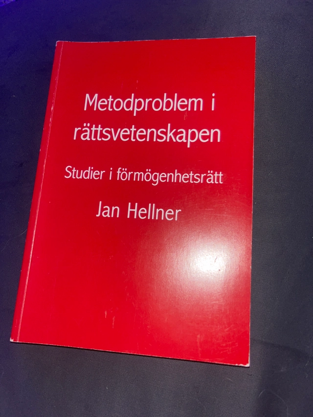 Metodproblem i rättsvetenskapen : studier i förmögenhetsrätt; Jan Hellner; 2001