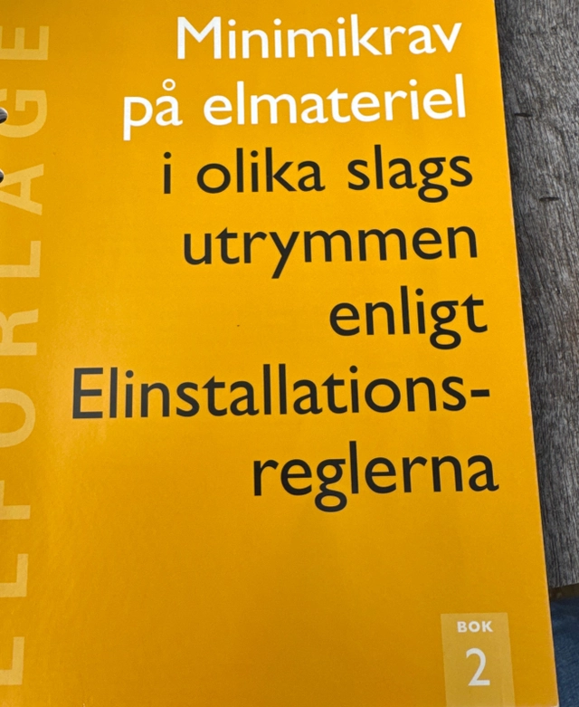 Minimikrav på elmateriel i olika slags utrymmen enligt elinstallationsreglerna : SS 436 40 00; Elektriska installatörsorganisationen, Svenska elektriska installatörsförbundet; 2005