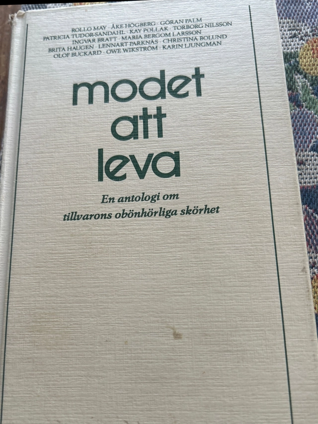 Modet att leva : en antologi om tillvarons obönhörliga skörhet; Rollo May; 1989