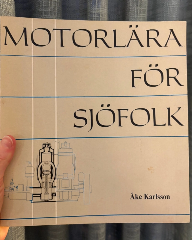Motorlära för sjöfolk : handbok och kursbok för fartygsmekaniker och annat sjöfolk - yrkesfiskare, motormän, blivande sjöbefäl liksom småbåtsägare med dieselmotor i båten; Åke Karlsson; 1975