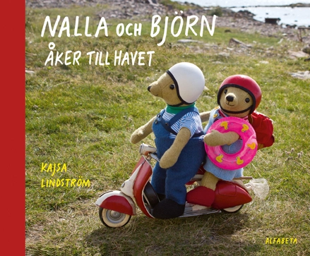 Nalla och Björn åker till havet; Kajsa Lindström; 2012