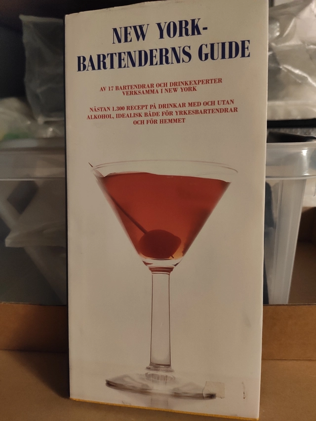New York-bartenderns guide : [Av 17 bartendrar och drinkexperter verksamma i New York : Nästan 1.300 recept på drinkar med och utan alkohol, idealisk både för yrkesbartendrar och för hemmet]; Sally Ann Berk; 1998