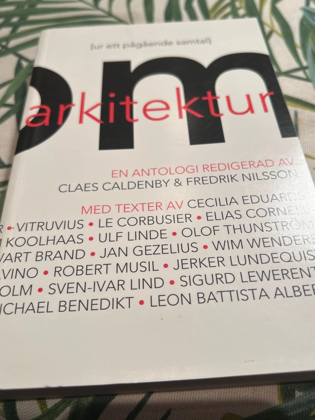 Om arkitektur : (ur ett pågående samtal) : en antologi; Claes Caldenby, Fredrik Nilsson, Cecilia Eduards, ARKUS; 2002