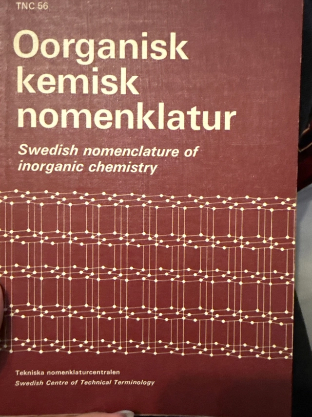 Oorganisk kemisk nomenklatur; Svenska kemistsamfundet. Nomenklaturutskottet, Tekniska nomenklaturcentralen, Terminologicentrum
(senare namn), Terminologicentrum; 1975