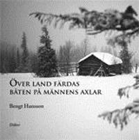 Över land färdas båten på männens axlar; Bengt Hansson; 2010