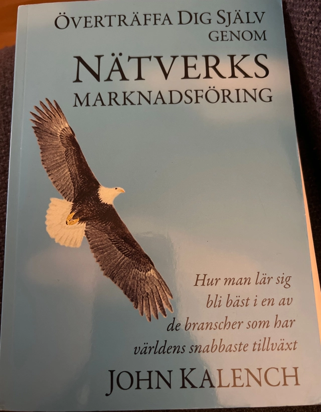 Överträffa dig själv genom nätverksmarknadsföring : hur man lär sig bli bäst i en av de branscher som har världens snabbaste tillväxt; John Kalench; 2003