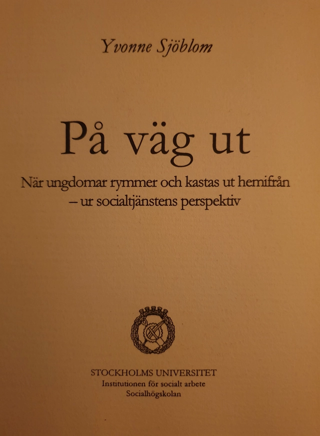 På väg ut: när ungdomar rymmer och kastas ut hemifrån - ur socialtjänstens perspektivVolym 103 av Rapport i socialt arbete, ISSN 0281-6288; Yvonne Sjöblom; 2002