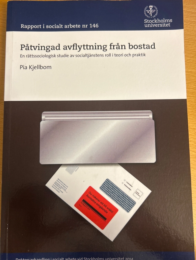 Påtvingad avflyttning från bostad : en rättssociologisk studie av socialtjänstens roll i teori och praktik; Pia Kjellbom; 2014