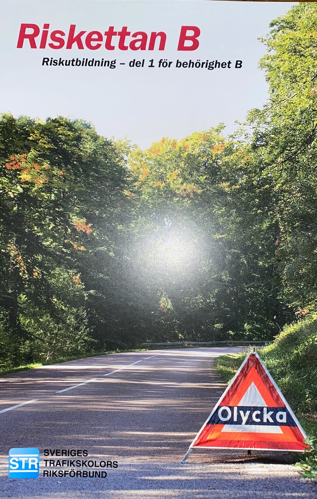 Riskettan  B : [riskutbildning : del 1 för behörighet B]; Sveriges trafikskolors riksförbund, Sveriges trafikutbildares riksförbund; 2015