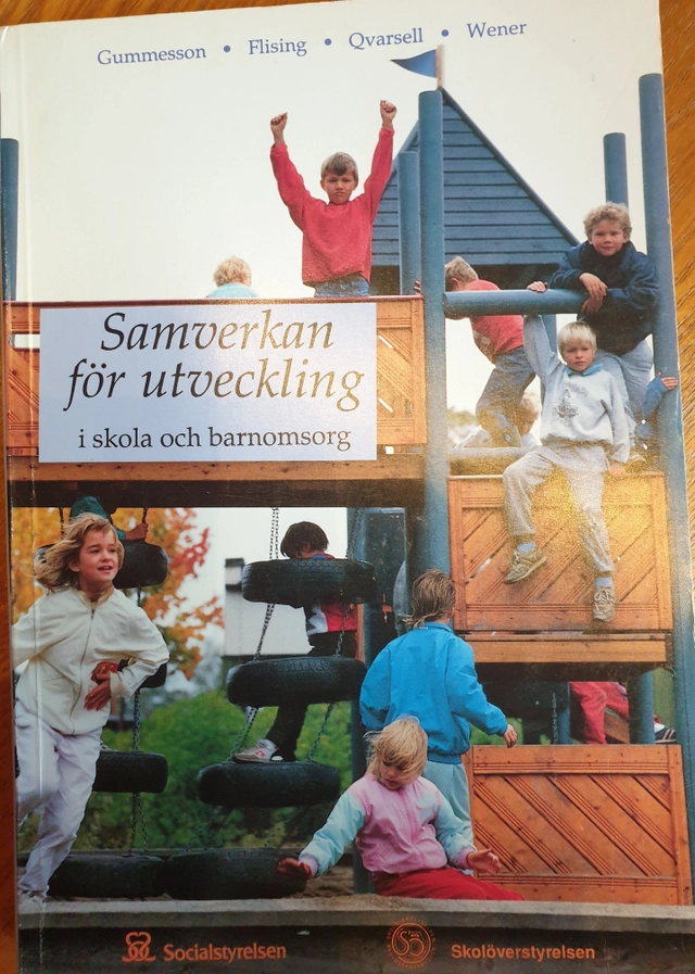 Samverkan för utveckling i skola och barnomsorg; Margit Gummesson, Sverige. Socialstyrelsen, Sverige. Medicinalstyrelsen, Sverige. Skolöverstyrelsen, Sverige. Kungl. Öfverstyrelsen för rikets allmänna läroverk
(tidigare namn), Sverige. Kungl. Öfverstyrelsen för rikets allmänna läroverk, Sverige. Folkskoleöverstyrelsen
(tidigare namn), Sverige. Folkskoleöverstyrelsen, Sverige. Skolverket
(senare namn), Sverige. Skolverket, Sverige. Överstyrelsen för yrkesutbildning
(senare namn), Sverige. Överstyrelsen för yrkesutbildning; 1992