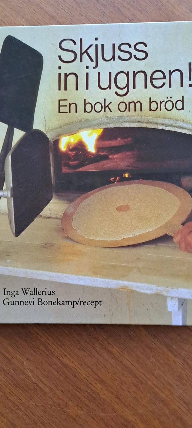 Skjuss in i ugnen! : en bok om bröd; Inga Wallerius; 1982
