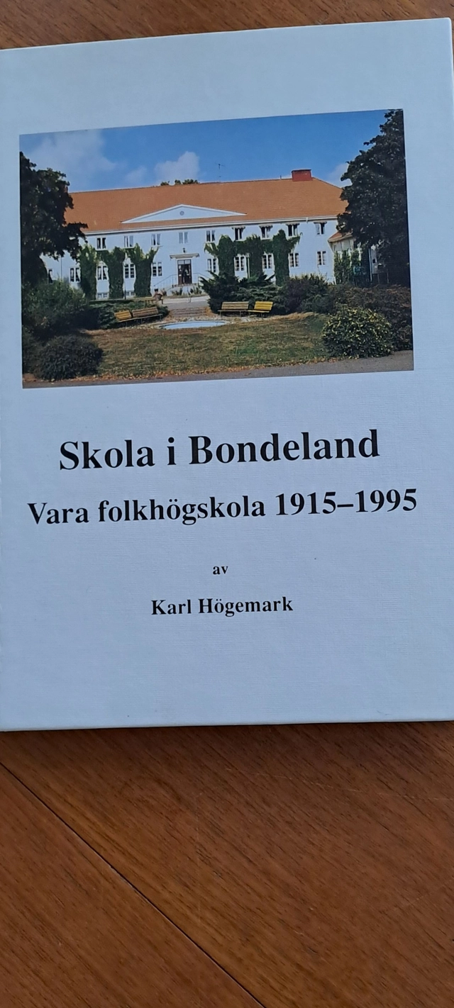 Skola i bondeland : Vara folkhögskola 1915-1995; Karl Högemark; 1995