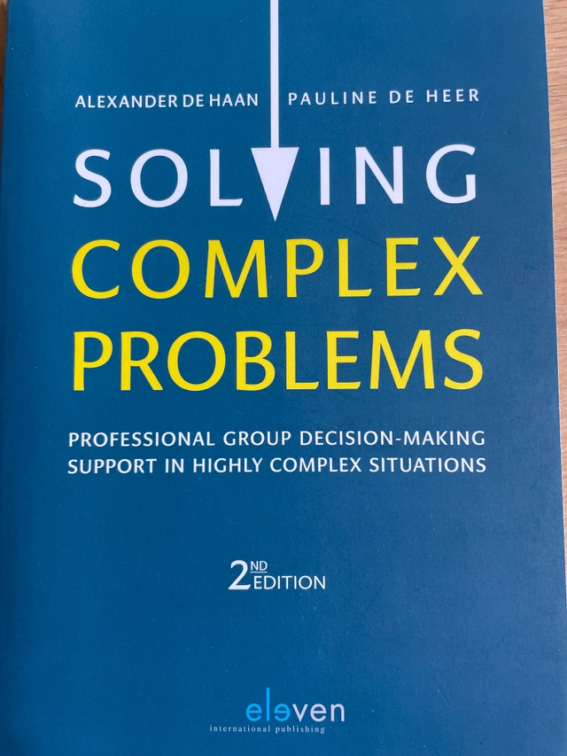 Solving complex problems : professional group decision-making support in highly complex situations; Alexander de Haan, Pauline de Heer; 2015