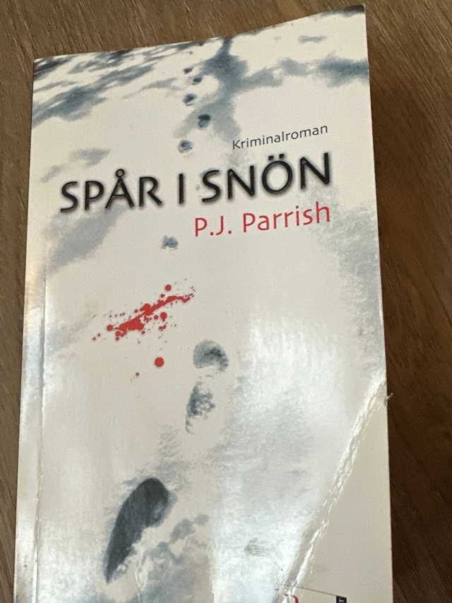 Spår i snön; P. J. Parrish; 2004