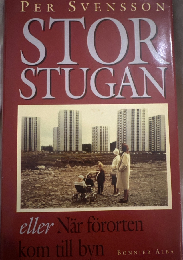 Storstugan eller När förorten kom till byn; Per Svensson; 1996