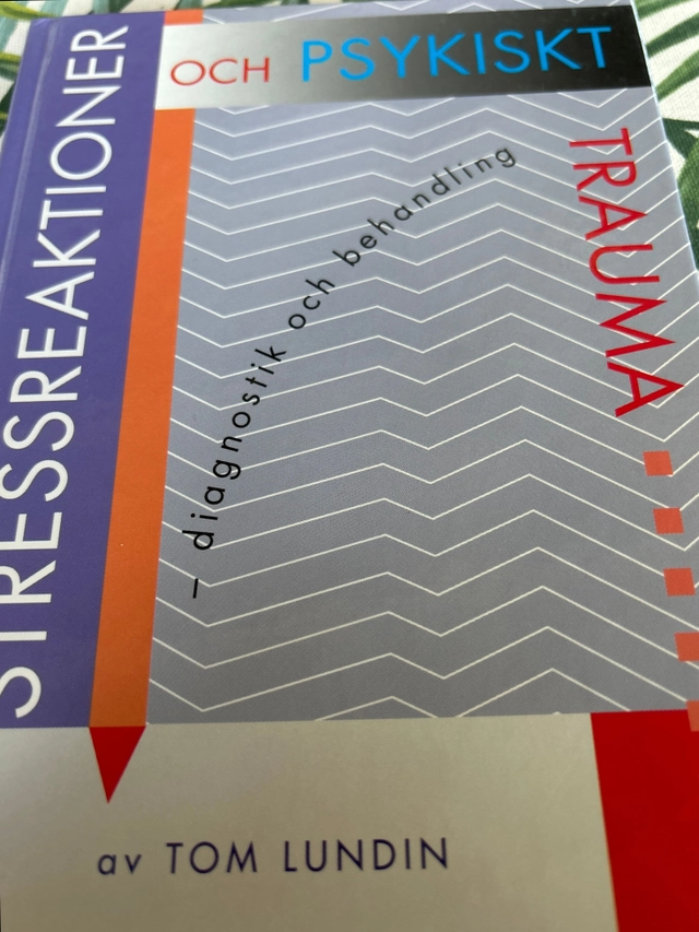 Stressreaktioner och psykiskt trauma : diagnostik och behandling : en handbok för husläkare och distriktsläkare; Tom Lundin; 1995