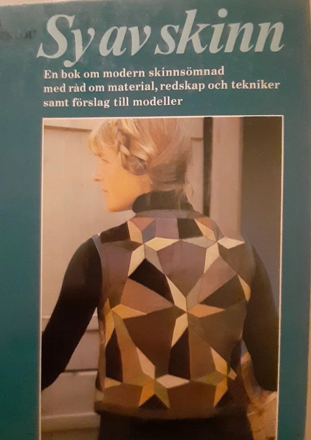 Sy av skinn : en bok om modern skinnsömnad med råd om material, redskap och tekniker samt förslag till modeller; Ulla Haneklou; 1977