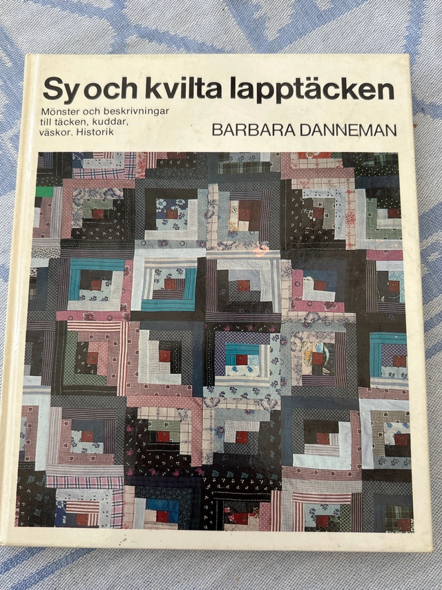 Sy och kvilta lapptäcken : [mönster och beskrivningar till täcken, kuddar, väskor] : [historik]; Barbara Dannemann, Inger Fredholm, Gary Tong; 1979