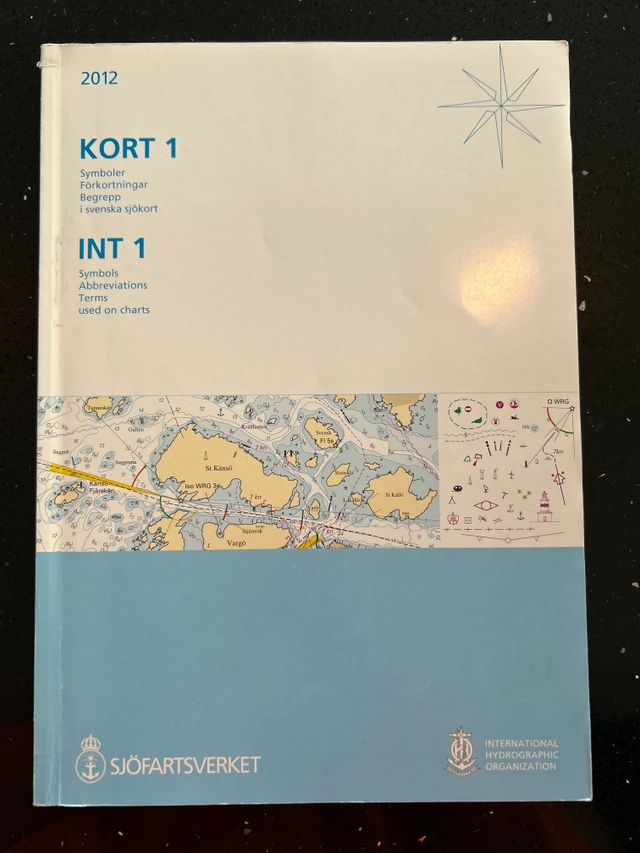 Symboler, förkortningar, begrepp i svenska och internationella sjökort; Sverige. Sjöfartsverket. Sjökarteavdelningen; 2012