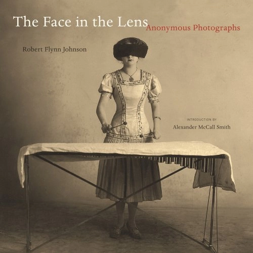 The face in the lens : anonymous photographs; Robert Flynn. Johnson; 2009