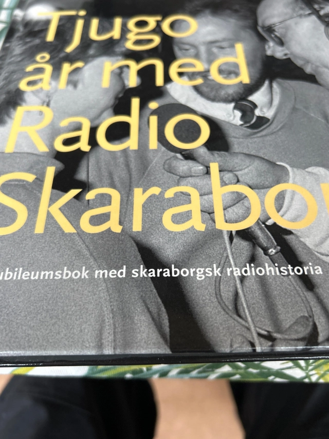 Tjugo år med Radio Skaraborg : [en jubileumsbok med skaraborgsk radiohistoria]; Ulf Mattsson (red.); 1997