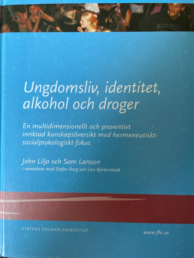Ungdomsliv, identitet, alkohol och droger : en multidimensionell och preventivt inriktad kunskapsöversikt med hermeneutiskt-socialpsykologiskt fokus / John Lilja och Sam Larsson i samarbete med Stefan Borg och Lars Bjerkenstedt ; Statens folkhälsoinstitut i samarbete med Beroendecentrum; John Lilja; 2003