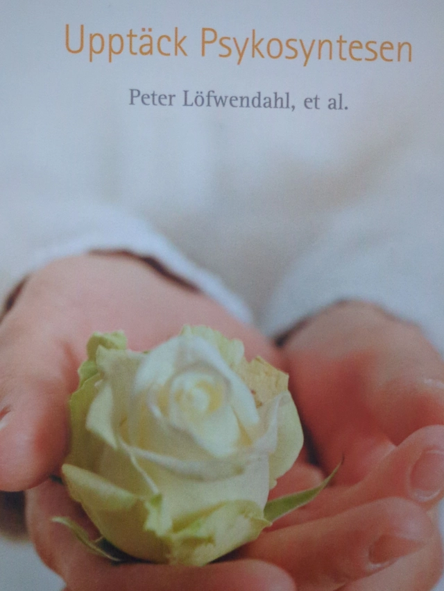 Upptäck psykosyntesen : en bok om att återinföra själen i personlig och organisatorisk utveckling; Peter Löfwendahl; 2003
