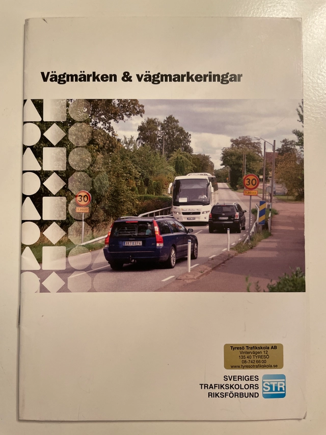 Vägmärken & vägmarkeringar; Sveriges trafikskolors riksförbund, Sveriges trafikutbildares riksförbund; 2014